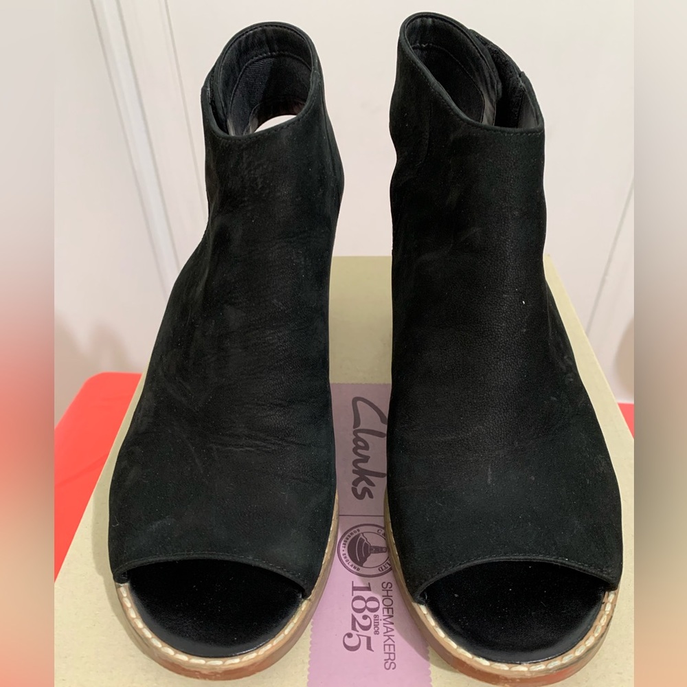 EUC Clarks heeled sandals